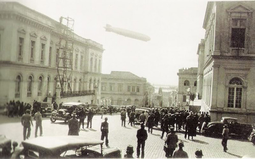 Dirigível Zeppelin sobrevoando Porto Alegre em 26/06/1934