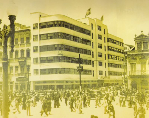Esquina da Avenida Borges de Medeiros com rua Sete de Setembro no centro de Porto Alegre em novembro de 1937