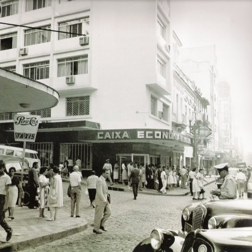Esquina da rua dos Andradas (rua da Praia) com a rua Dr. Flores em março de 1961