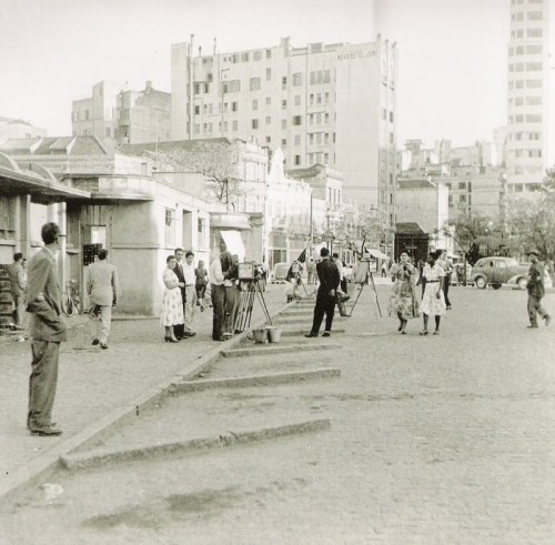 Fotógrafos lambe-lambes na Praça Parobé em 1950