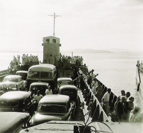 Travessia de balsa entre Guaíba e Porto Alegre - 1950