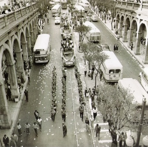 Avenida Borges de Medeiros sob o viaduto da Borges em setembro de 1960