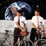 Meninos de camisa branca