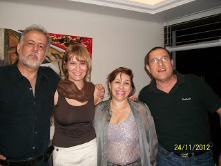 Lourdes com seu amor, Sérgio na companhia alegre do casal, Paulo e Maristela
