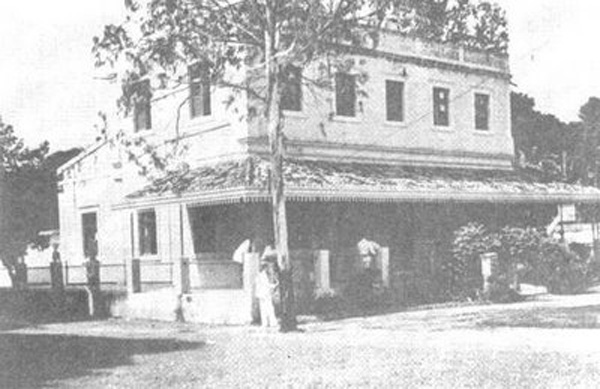 Antiga sede do clube náutico Capibaribe, incendiada em 1949