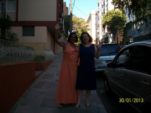 Na mesma rua (mais acima) aguardavam outras duas amigas: Mara e Lourdes