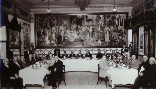 Tradicional banquete no salão da confeitaria Rocco em 1922