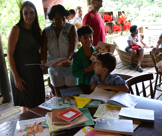 Patricia do Itaú, maria da biblioteca circulante e os voluntários mirins Mateus e desconhecido